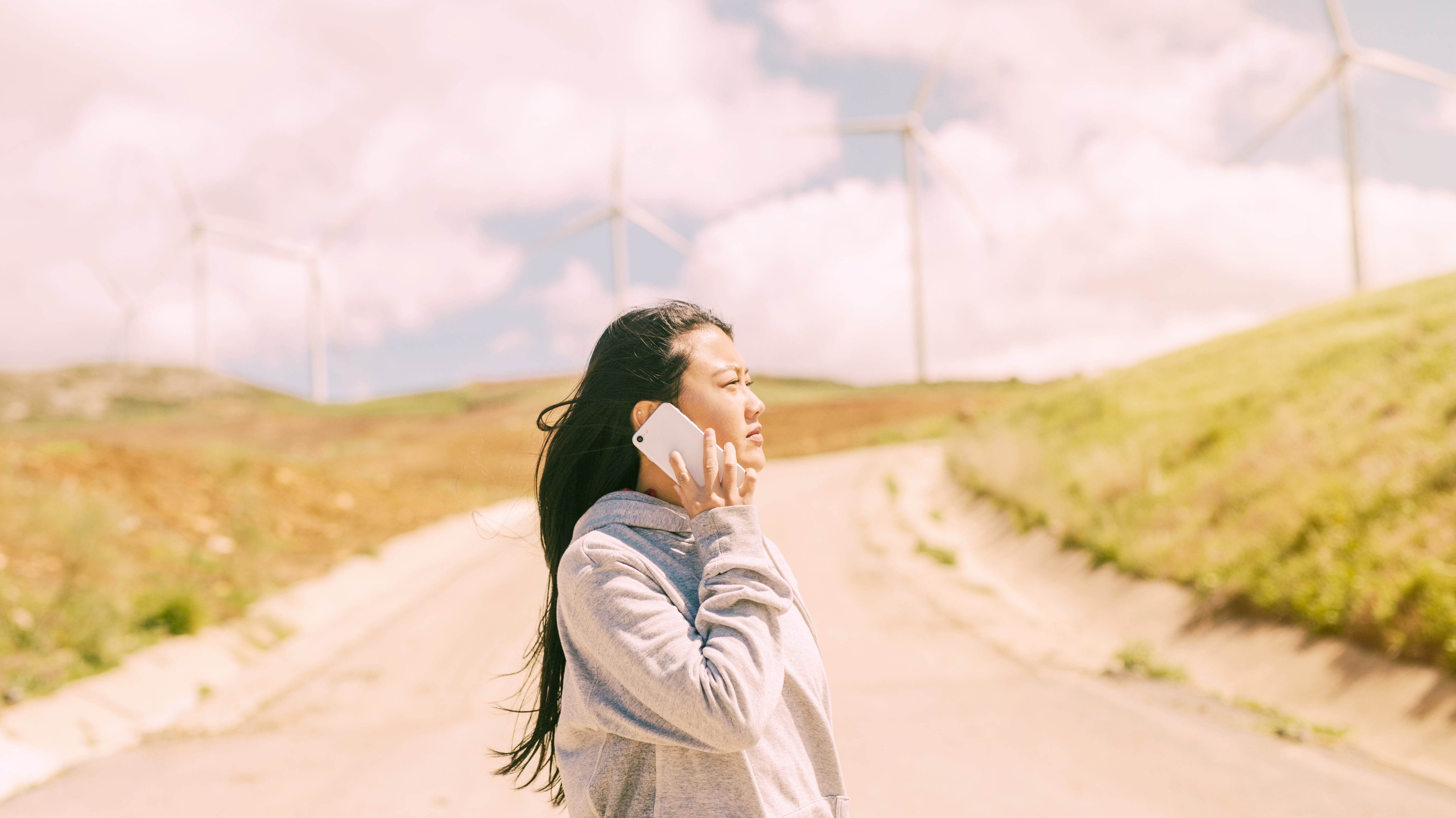 Pietonii care traversează strada cu ochii în telefon sau cu căștile în urechi ar putea fi amendați Foto: Freepik (fotografie cu caracter ilustrativ)