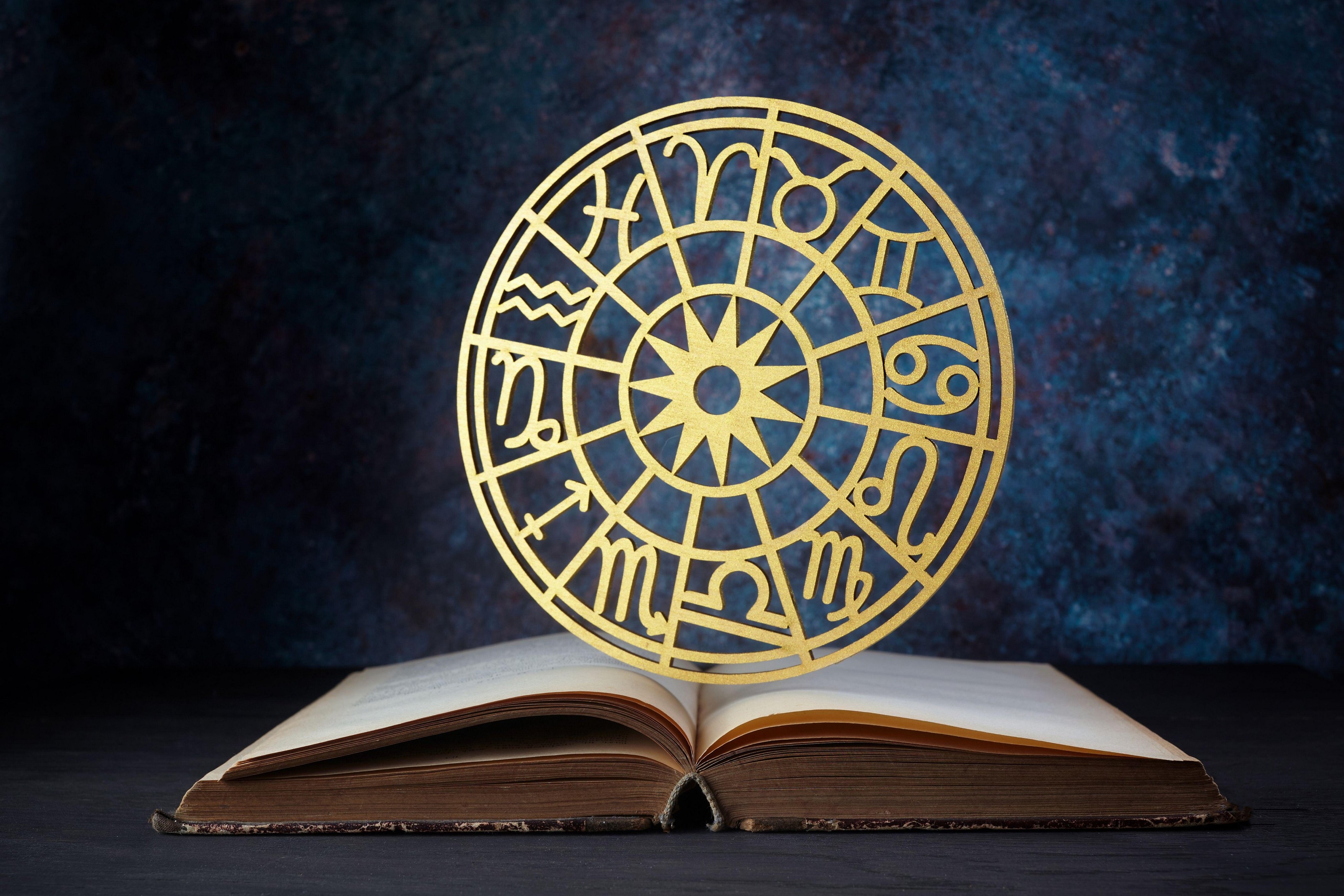 HOROSCOP Decembrie este luna răsfățului și a clipelor frumoase petrecute cu familia. Zodiacul lunii Foto: Profimedia Images (fotografie cu caracter ilustrativ)