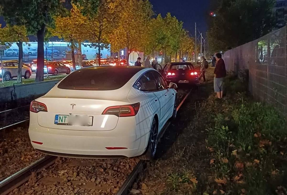 „Moda” BMW-ului pe linia de tramvai a fost luată de Tesla. „Cine știe, poate se și încarcă” - Foto: Facebook