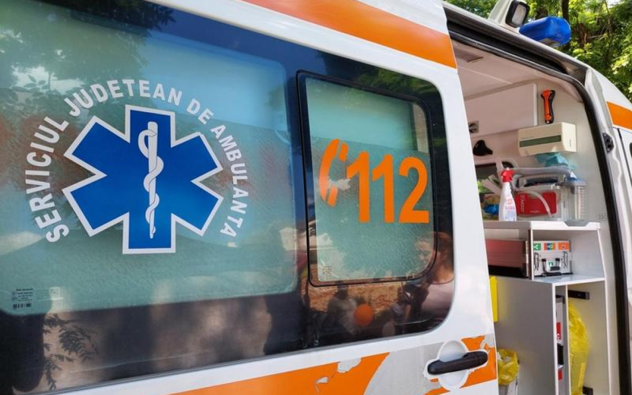 Tragedie în Vrancea. Un pieton care trecea printr-un loc nepermis, izbit mortal de o ambulanță - Foto: Facebook/ Ambulanța - Caracter ilustrativ