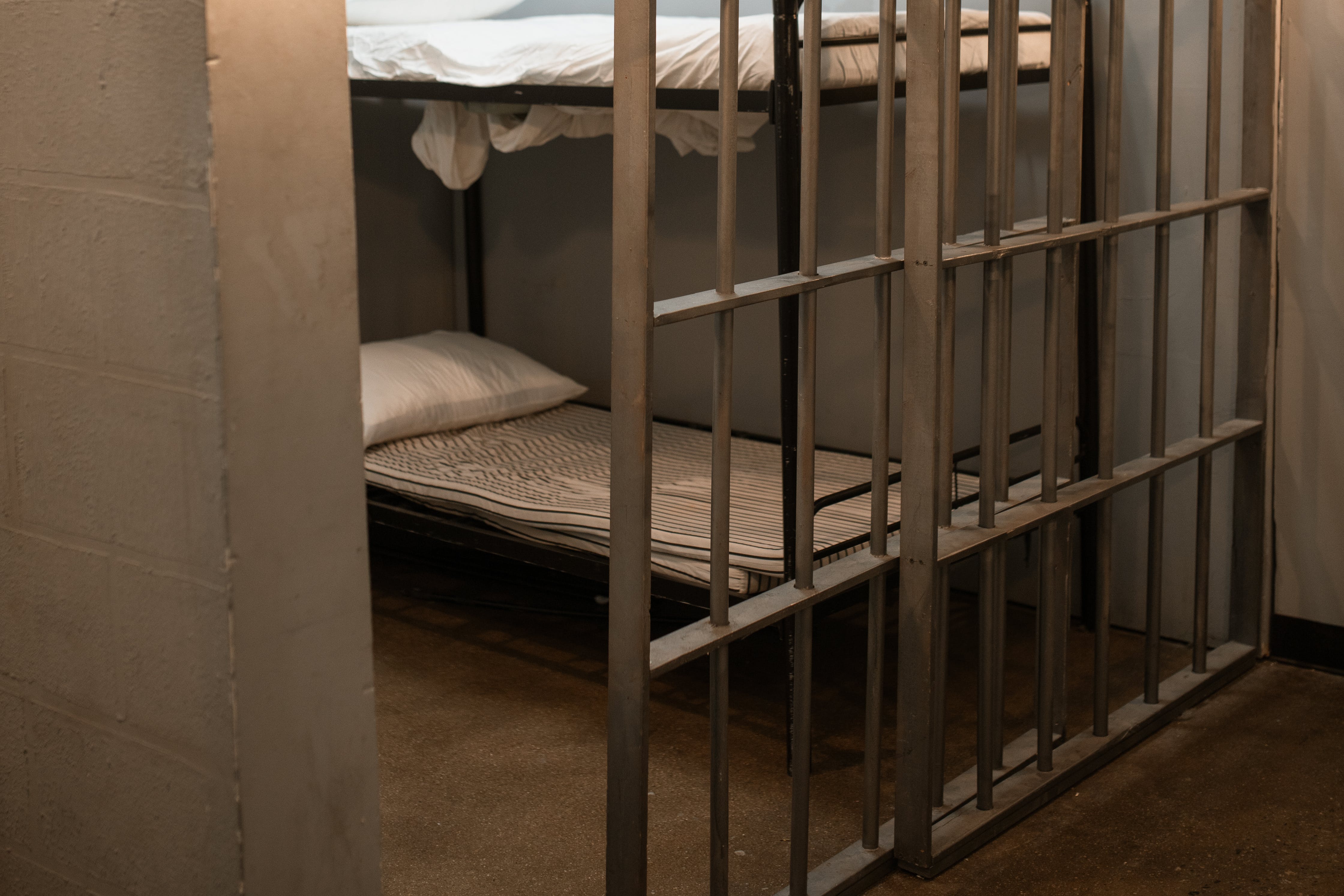 Deținuții de la un penitenciar din România primesc burse școlare de merit. Sumă primită lunar Foto: Pexels (fotografie cu caracter ilsutrativ)