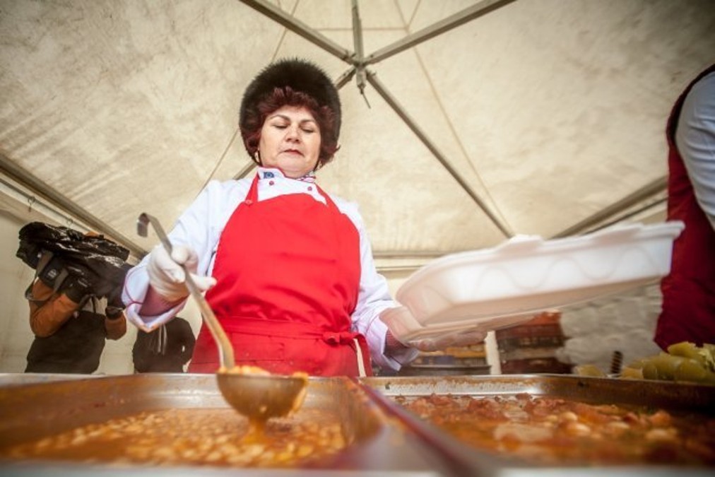 Ziua Unirii va fi marcată vineri, la Iaşi, cu fasole şi cârnaţi. Mii de porţii de fasole la ceaun - Foto: Ziarul de Iași/ Imagine cu caracter ilustrativ