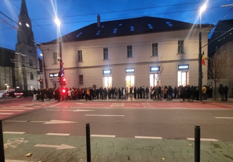 Zeci de clujeni au stat la coadă pentru a primi o carte gratis: „Mi se pare penibil” - Foto: Facebook/ Mihaela Nia