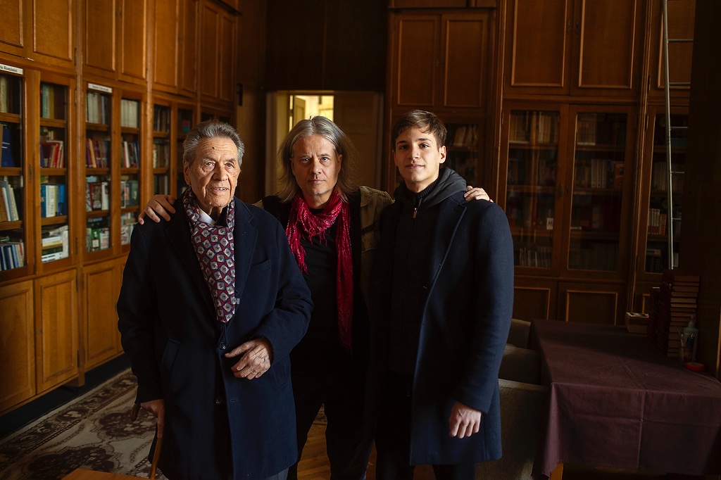 Nicolae Vărzariu (90 de ani), Mugur Vărzariu si Aron Vărzariu în biblioteca liceului IL Caragiale, donată de familiile Vărzariu și Meinhart în 1985 Foto: Mugur Vărzariu