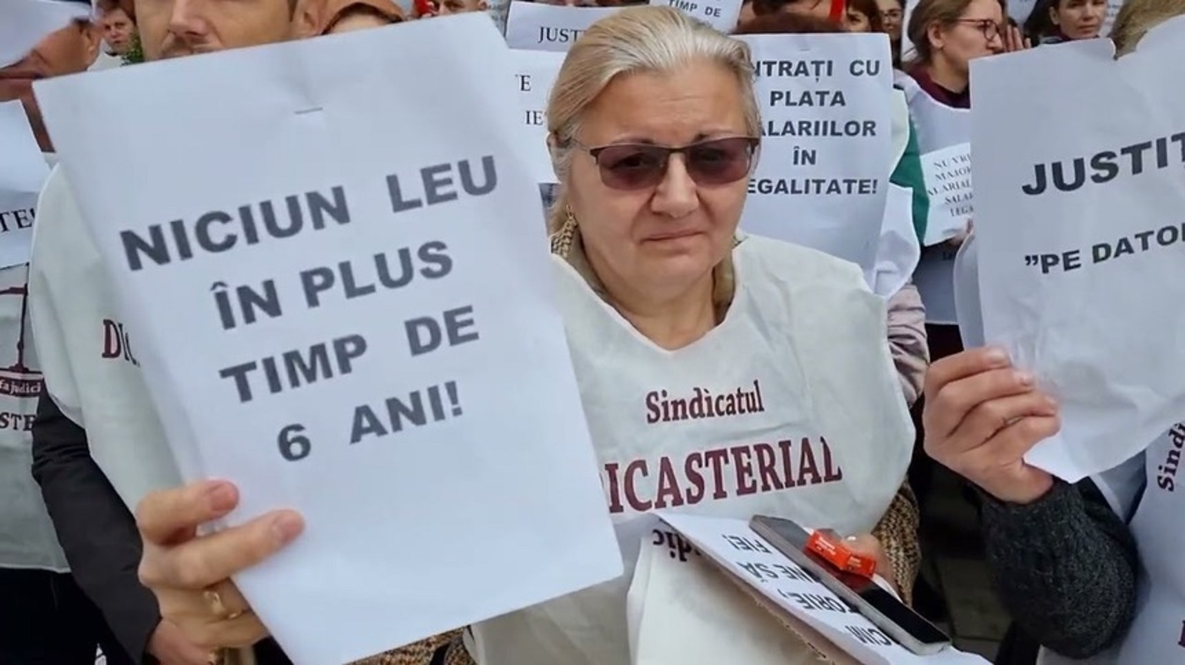 Grefierii protestează azi în fața Înaltei Curţi de Casaţie şi Justiţie. Nu și-au primit salariile Foto: grefajudiciara.ro
