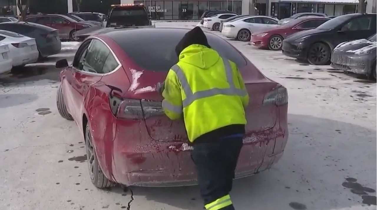 Cozi uriașe de mașini electrice la stațiile de încărcare, din cauza frigului. Unele au „murit” - Foto: foxbusiness.com