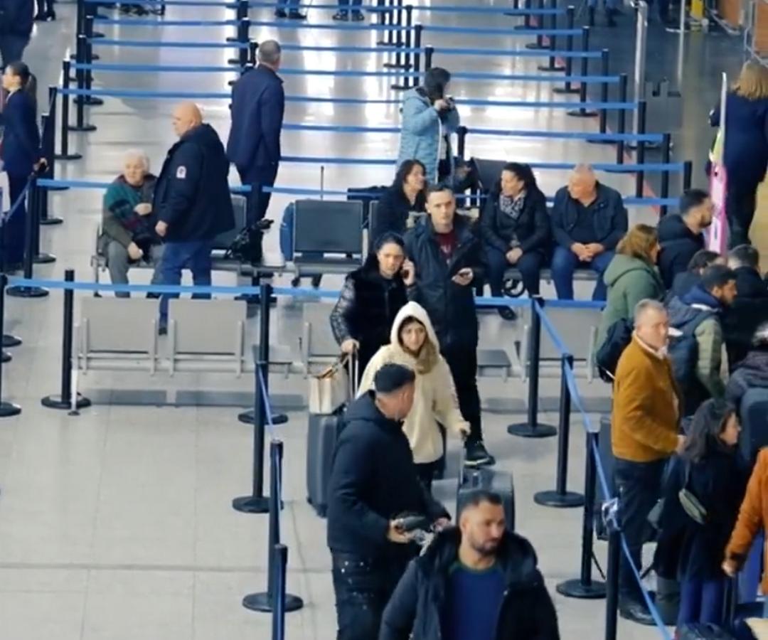 Cetățenii Kosovo au scăpat de viza pentru Schengen de la 1 ianuarie. Ce au făcut pe aeroport - Foto: captură video