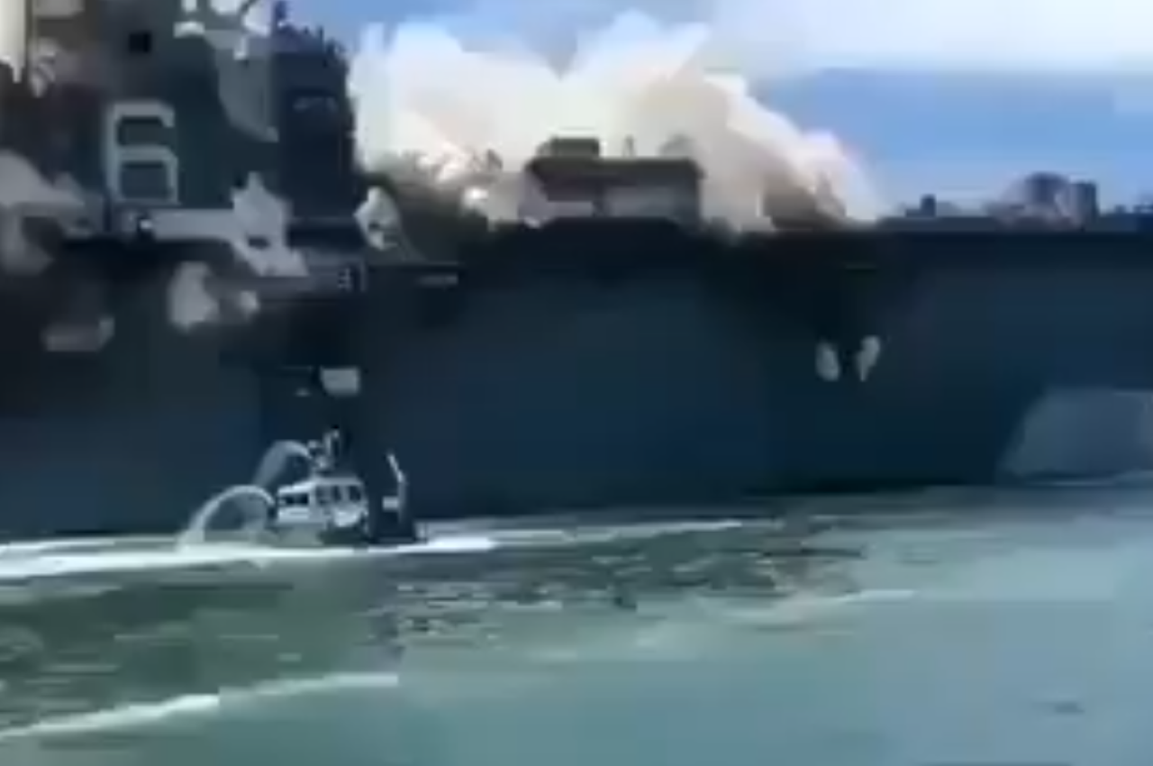 Un cargo grecesc, lovit de o rachetă lansată de rebelii houthi din Yemen. SUA reia bombardamentele - Foto: X/@GeoPolitics52