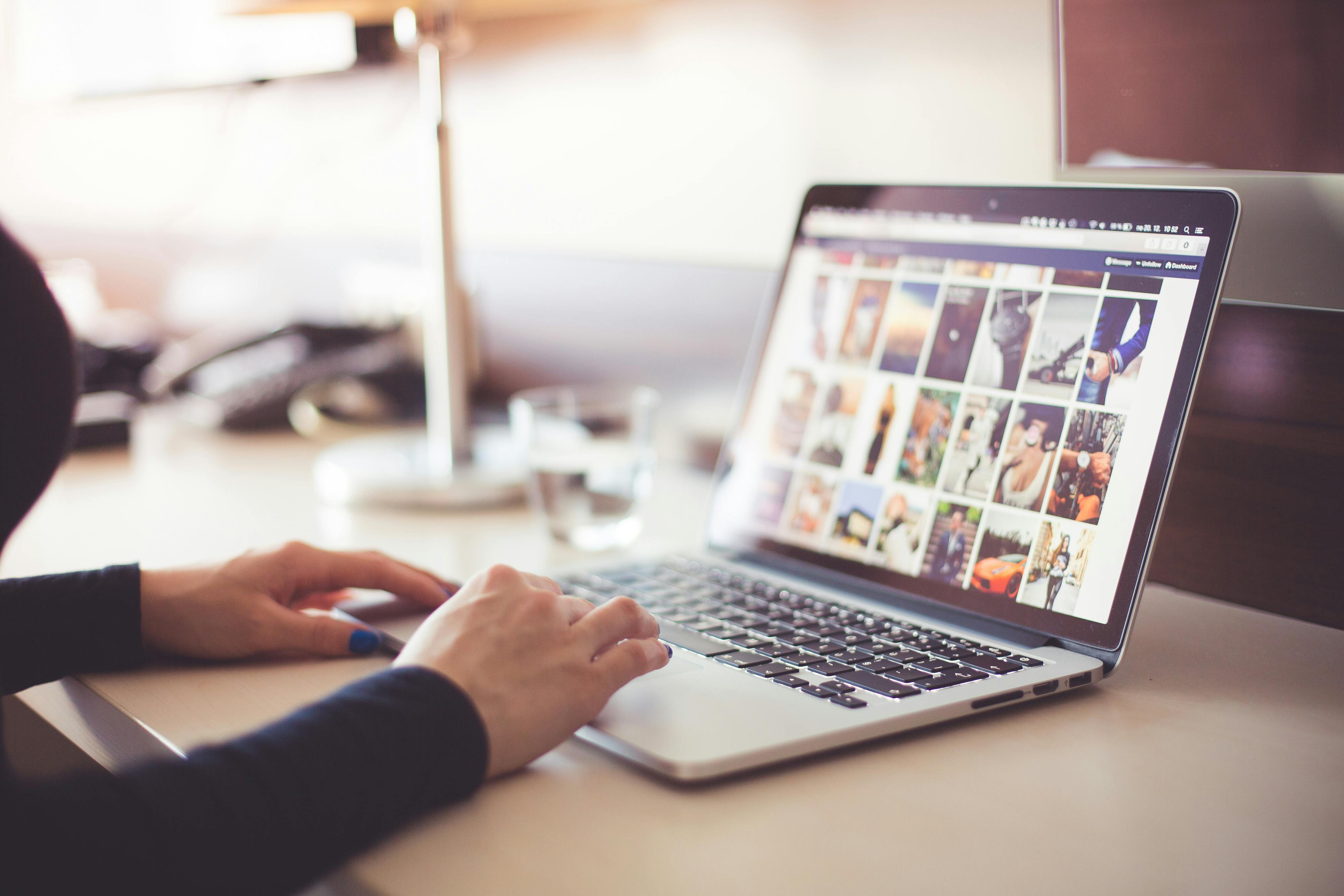 O înșelătorie puternică circulă pe Facebook. Poți rămâne fără bani într-o secundă Foto: Pexels (fotografie cu caracter ilustrativ)