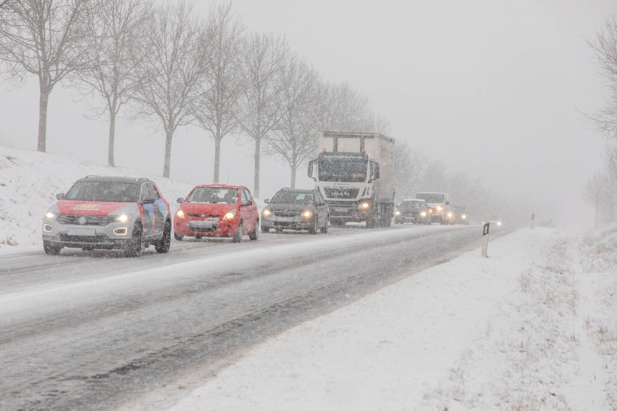 Atenție, „patinoar” pe străzi! Sfaturi utile pentru a ține mașina pe drum și a ajunge în siguranță - Foto: Profimedia Images - Imagine cu rol ilustrativ