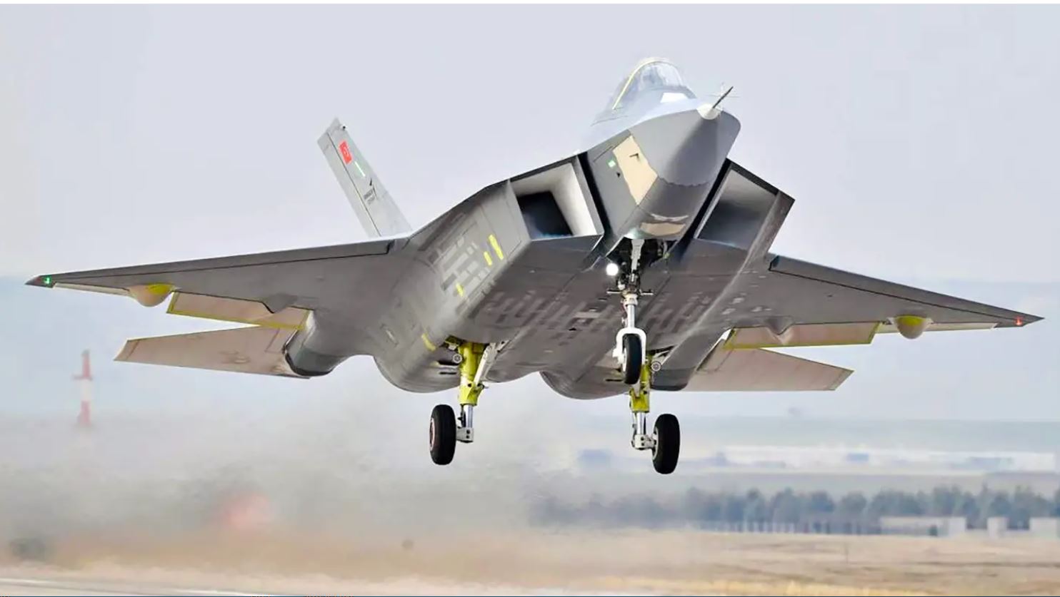 Turcia a scos primul avion de fabricație proprie. Costă 100.000.000 $ Foto: SavunmaSanayiST