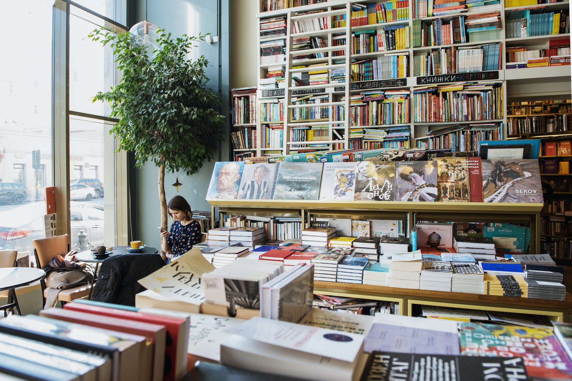 De ce nu se citește în România? 8.000 de biblioteci închise, 2.500.000 cărți distruse după Revoluție - Foto: Pexels / Ksenia Chernaya (Imagine cu rol ilustrativ)