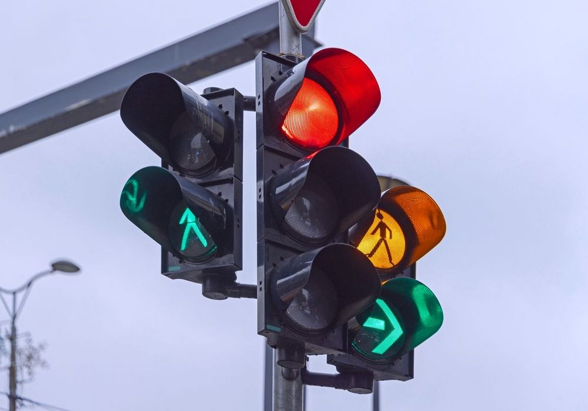 Șoferii au lumină verde de liber dreapta, pietonii au verde pe trecere - Foto: autovit.ro