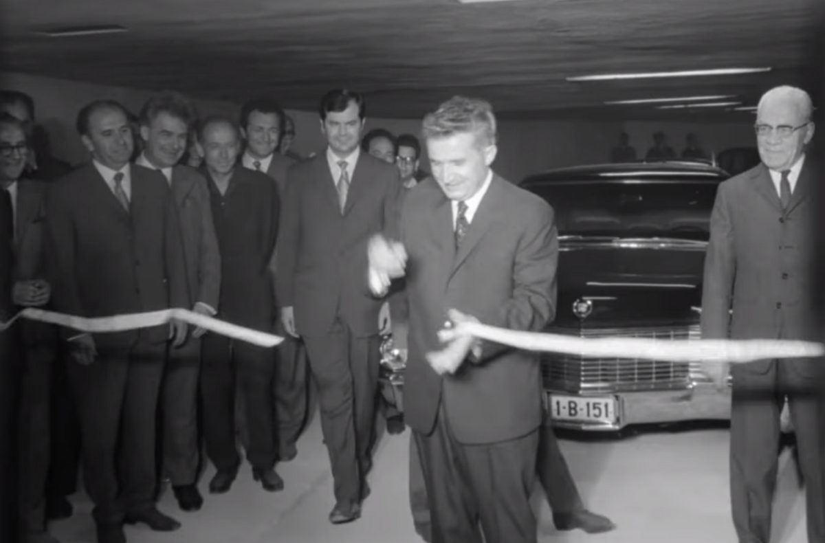 În București există doar 5 parcări subterane. Care a fost deschisă de Ceaușescu cu un Cadillac - Foto: captură video cineclic.ro