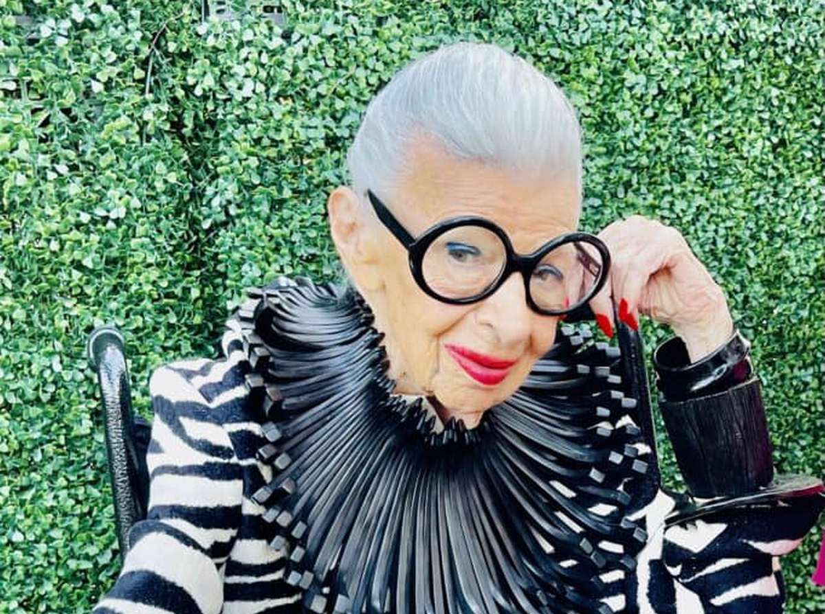 A murit „starleta geriatrică", cel mai în vârstă model din lume. Ar fi împlinit 103 ani în august - Foto: Facebook/Iris Apfel