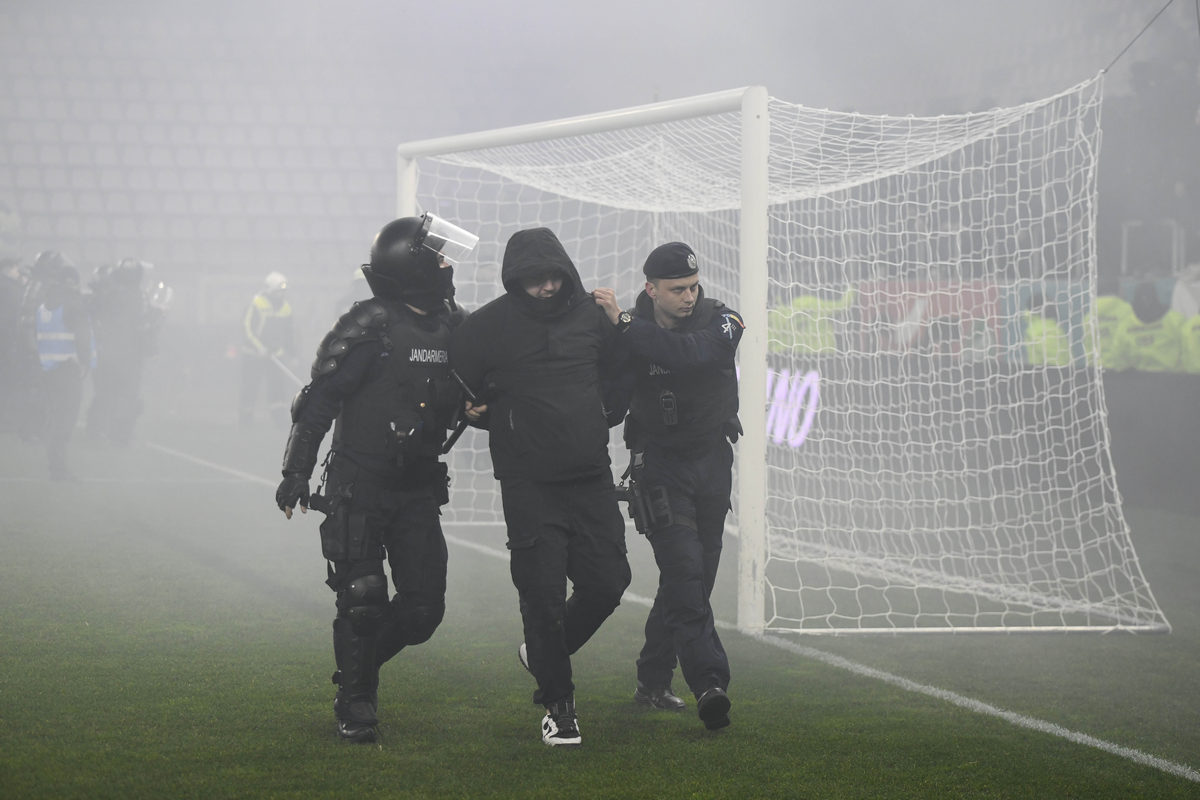 Bătaie generală, pe străzi și stadion, la meciul Dinamo - UTA. „Câinii” au câștigat cu 1-0 - Foto: INQUAM PHOTOS/Denis Grosu