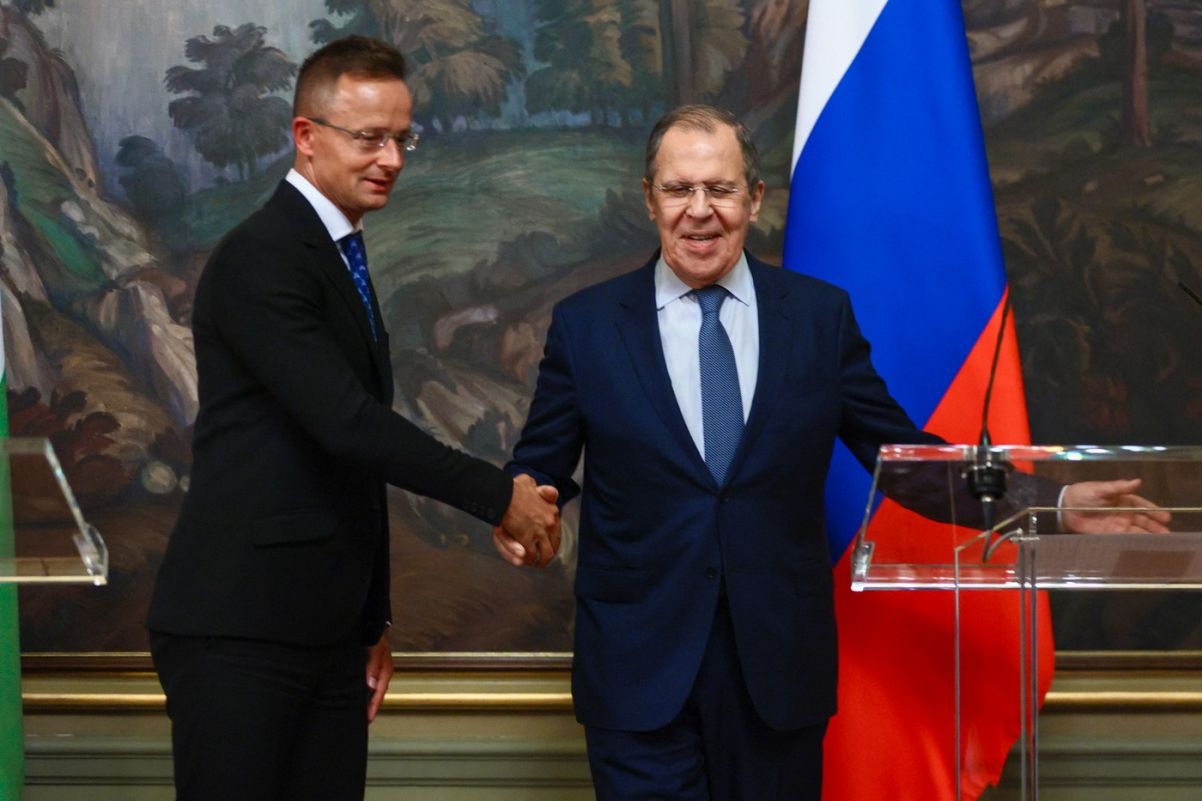 Şeful diplomaţiei maghiare susţine că ar fi cinat cu Lavrov pentru că are păreri diferite de acesta - Foto: Profimedia Images
