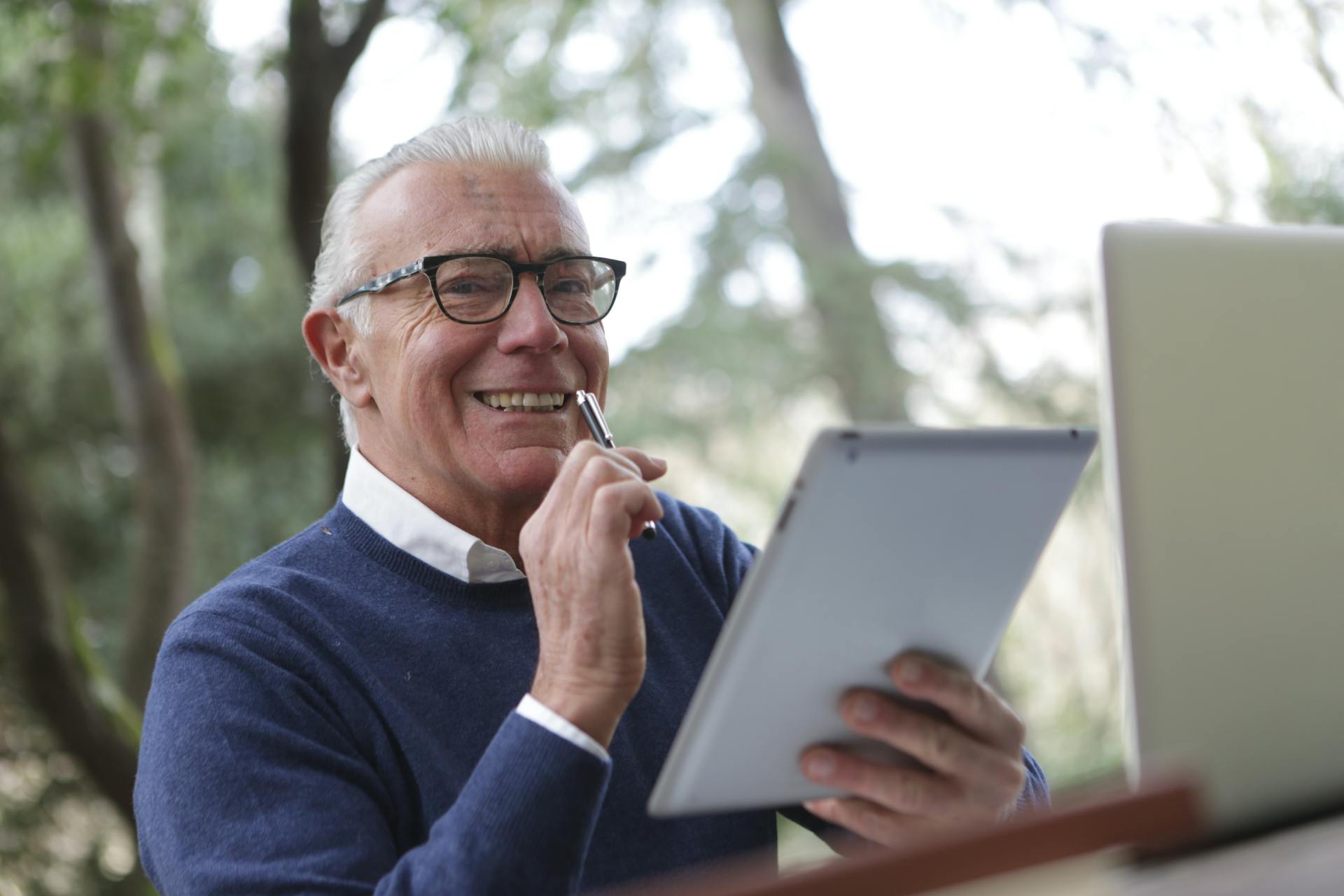 Cum pot câștiga pensionarii 1.600 lei in plus la pensie pe luna? Ce condiții trebuie îndeplinite? - Foto: Pexels/ Andrea Piacquaido