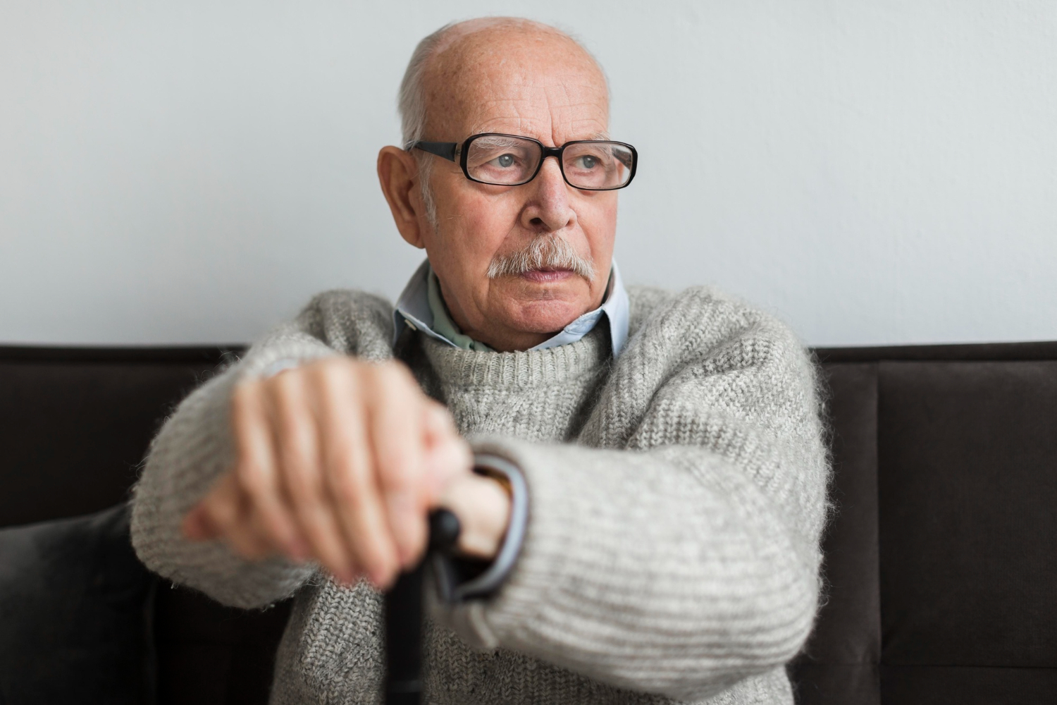 DOCUMENT Cât a muncit un pensionar umilit cu 110 lei pensie? Cât va primi în plus la recalculare? - Foto: Feepik (Imagine cu caracter ilustrativ)