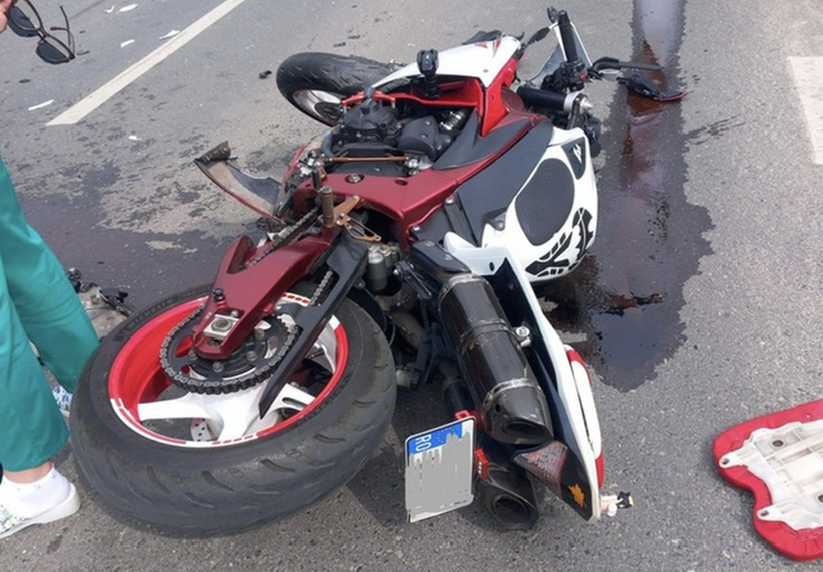 Un motociclist de 36 de ani a murit. O dubă i-a tăiat fața și s-a înfipt în ea - Foto: infotraficromania.ro