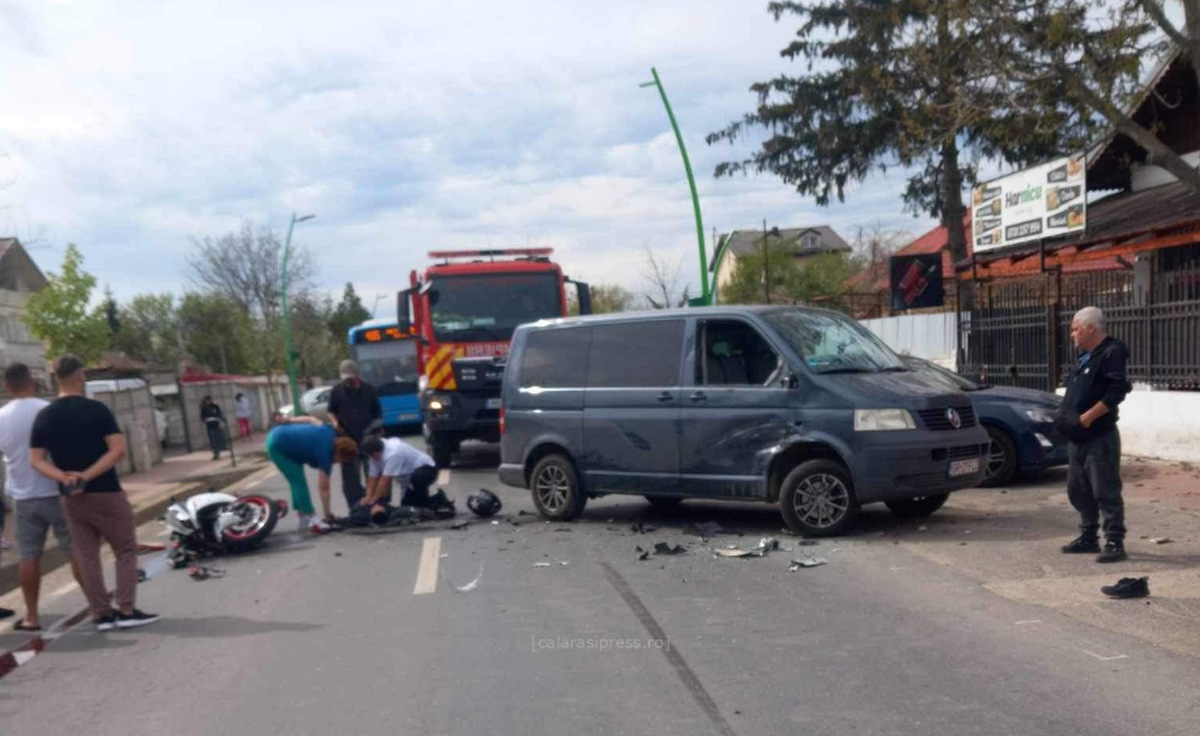 Un motociclist de 36 de ani a murit. O dubă i-a tăiat fața și s-a înfipt în ea - Foto: calarasipress.ro