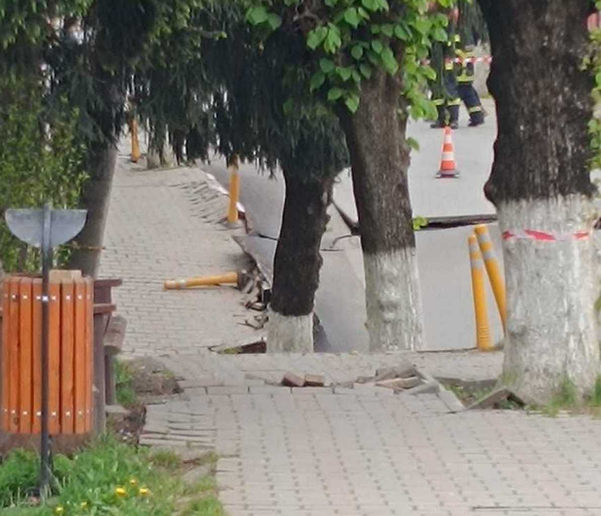 Imagini apocaliptice, o strădă din centrul Slănic Prahova s-a surpat. Un bloc e în pericol - Foto: captură video