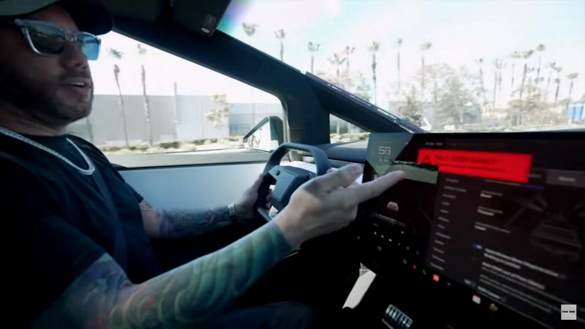 Un YouTuber și-a luat Tesla Cybertruck. Mașina electrică nouă s-a stricat după circa 1 km - Foto: captură ecran