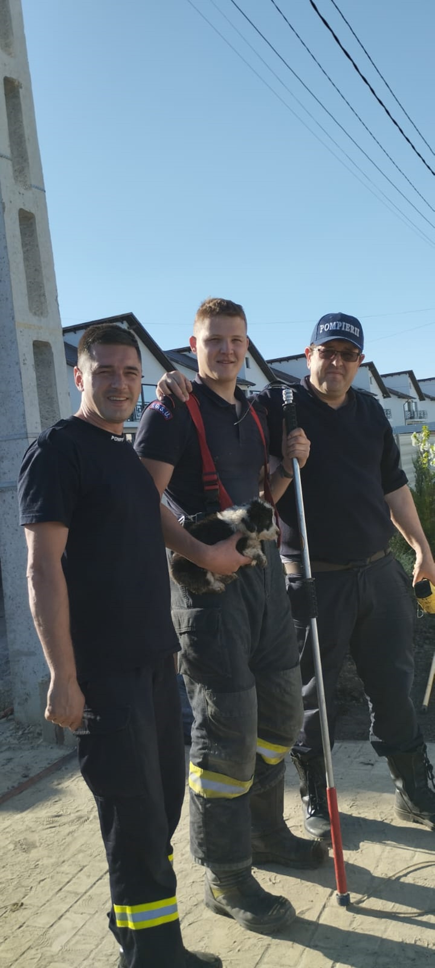 Cățelușul Bruno a fost salvat de pompieri după ce a căzut într-o fosă septică. A fost adoptat Foto: Facebook/ISU Suceava