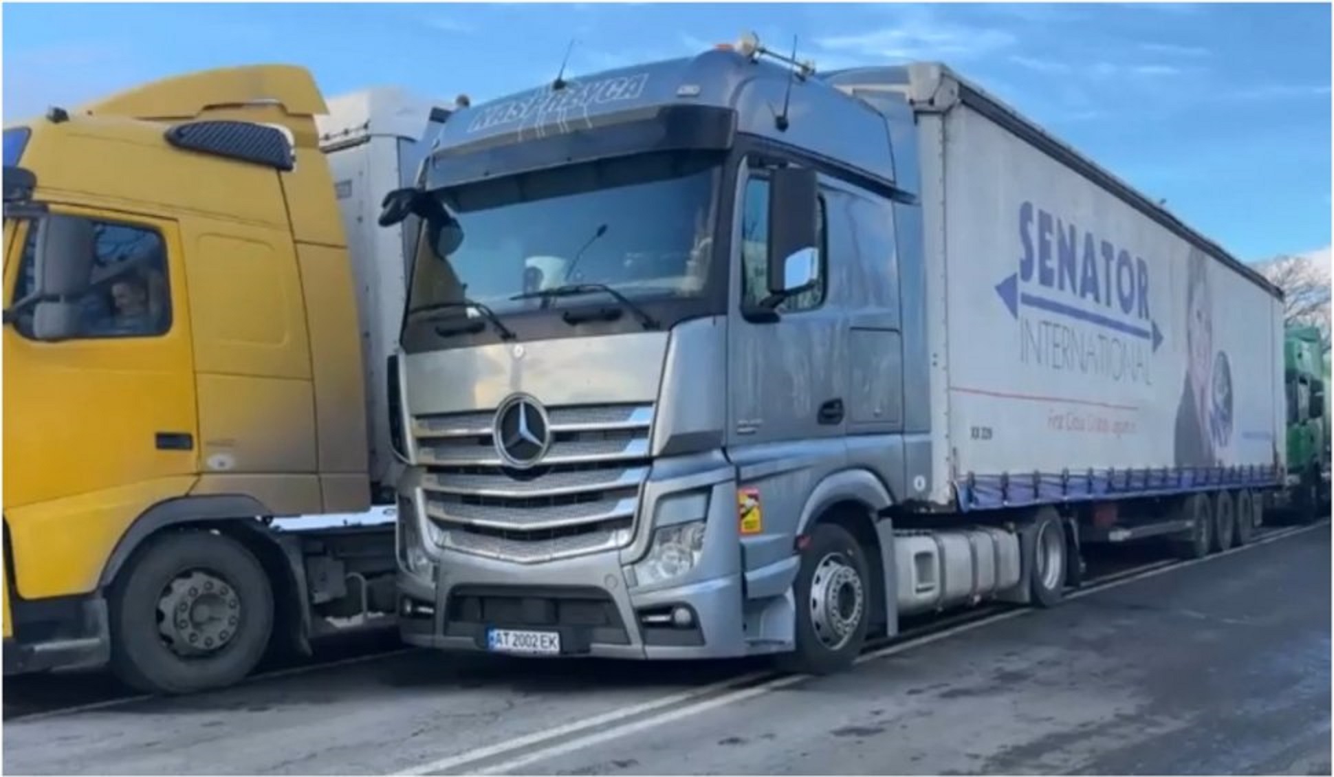 Coadă de opt kilometri la punctul de frontieră în Giurgiu. Camioanele așteaptă zeci de minute Foto: Antena3 captură video