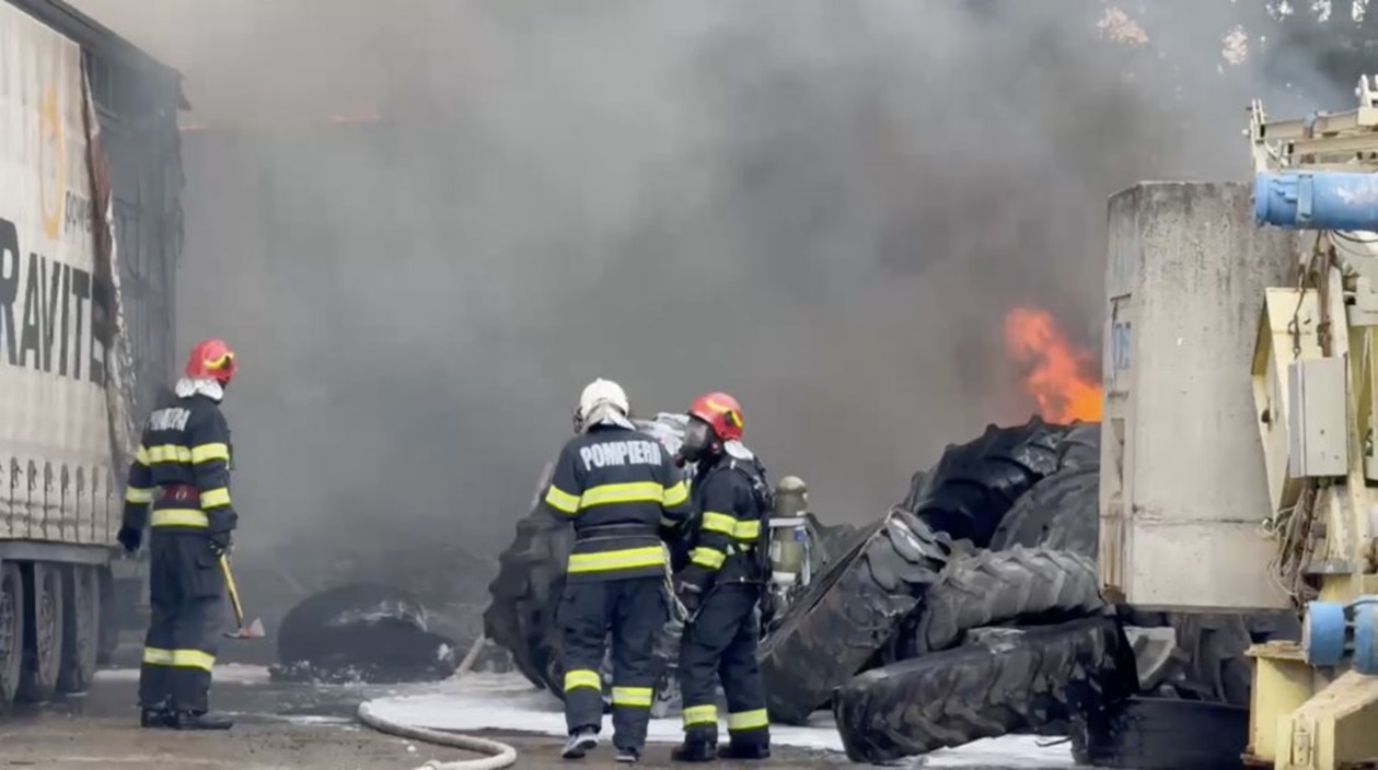 100 de anvelope și trei remorci de TIR au luat foc în Timișoara. Degajări de fum gros și negru - Foto: ISU Timiș