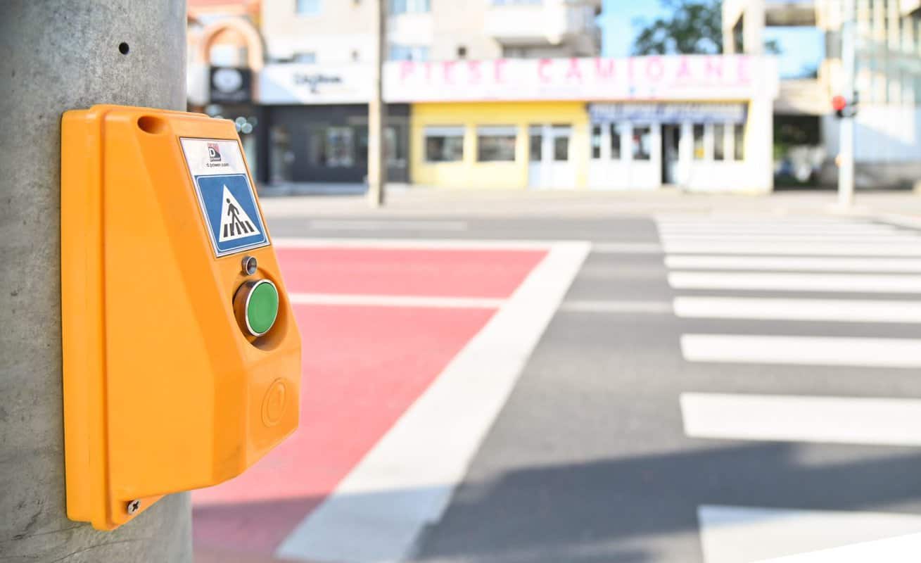 Chiar primești verde mai repede dacă apeși butonul de la trecerea de pietoni? Foto:oradesibiu.ro(fotografie cu caracter ilustrativ)