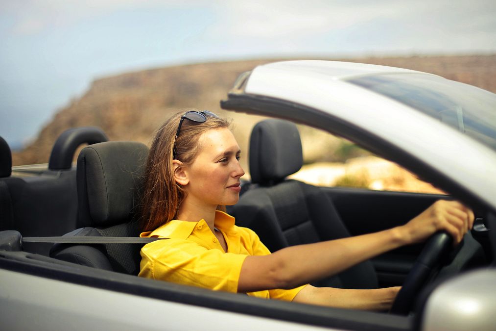 Apare a patra culoare la semafor. Maşinile inteligente au nevoie de mai multe detalii în trafic - Foto: Pexels/Andrea Piacquadio