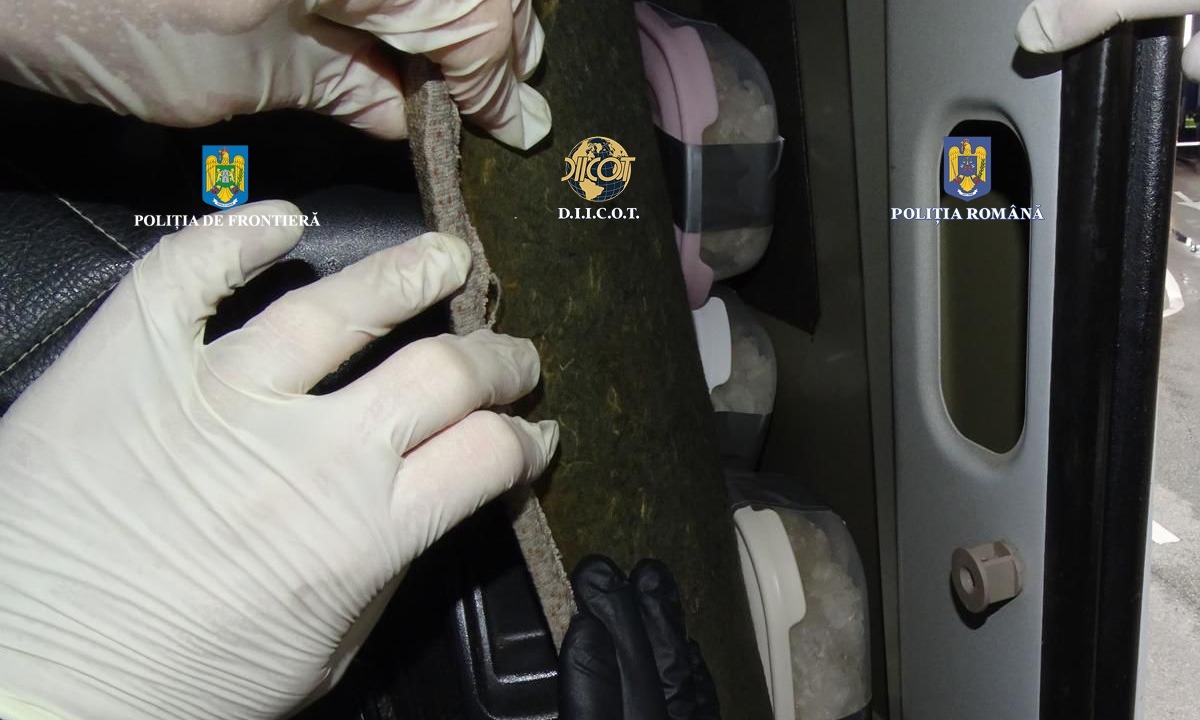 Droguri descoperite în cabina unui tir bulgăresc - Foto: Poliția de Frontieră-IGPR-DIICOT