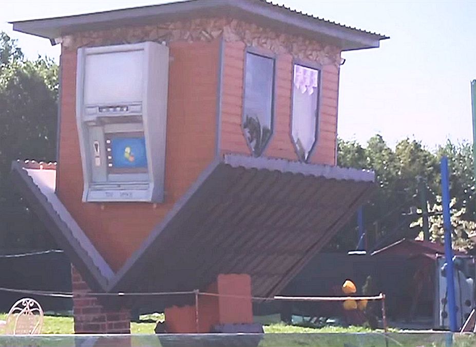 VIDEO De ce s-au construit în Gorj case cu susul în jos. Acestea fac furori - Foto: captură video digi24.ro