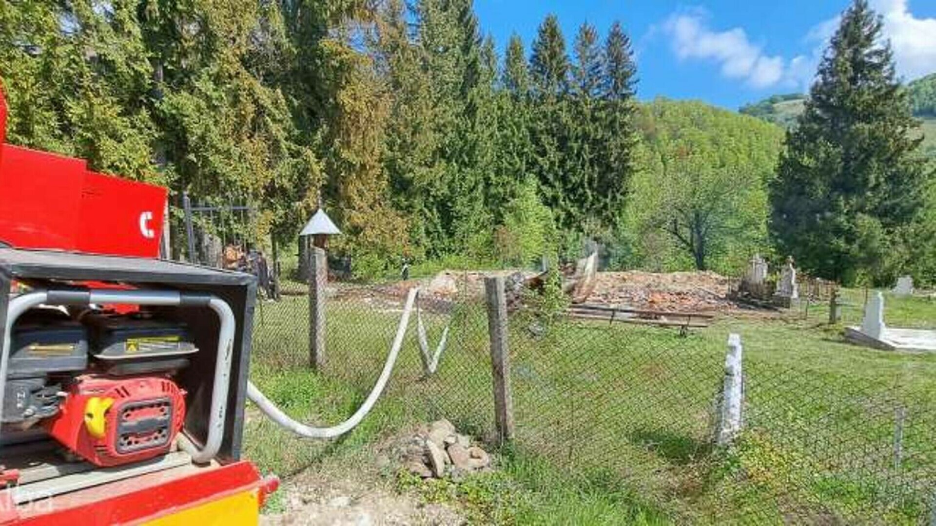 O biserică din lemn a ars imediat după slujba de Înviere. O lumânare a fost uitată aprinsă - Foto: ISU