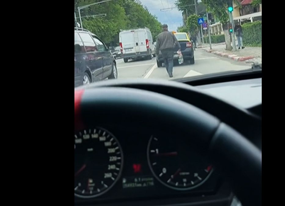 VIDEO Un pieton beat se crede maşină şi pleacă odată cu ele, de la stop - Foto: Facebook/emma_food533