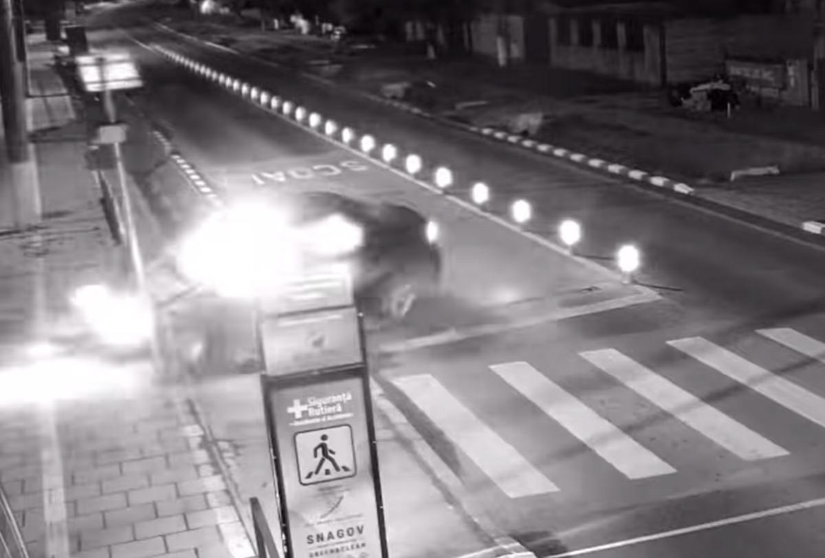 Primul limitator de viteză inteligent din România, un pericol? Un șofer și-a făcut praf mașina - Foto: captură video