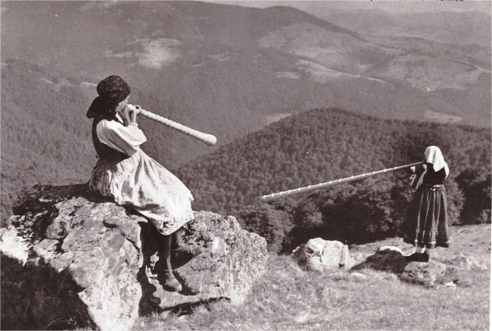 Legenda zânei și a ouălor de aur de pe Muntele Găina. Moții s-au deghizat în femei ca să le fure - Foto: Wikimedia Commons/ Imagine cu caracter ilustrativ