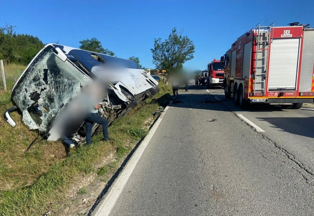 Accident grav, pe DN67. Un autocar cu 51 de copii s-a răsturnat, în urma coliziunii cu o mașină - Foto: infotraficromania.ro