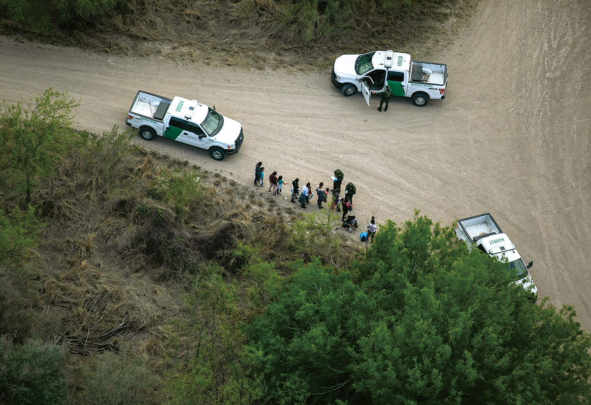FRONTUL UNIT Un grup este luat în custodie în Texas, în 2021, în Operațiunea Lone Star, în cadrul căreia polițiștii sprijină agenții de patrulare a frontierei