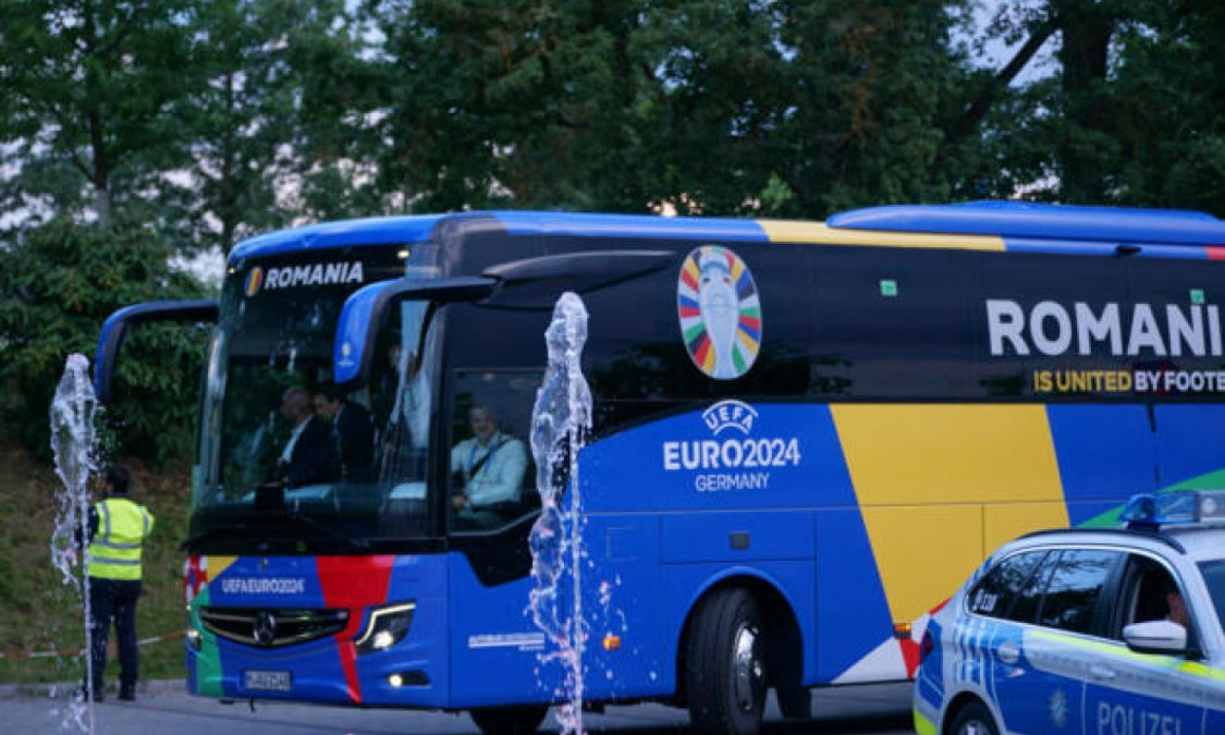 Scene nefericite la sosirea "Tricolorilor" la hotelul din Germania: „Băi, Hagi! Ăsta e caracter” - Foto: frf.ro
