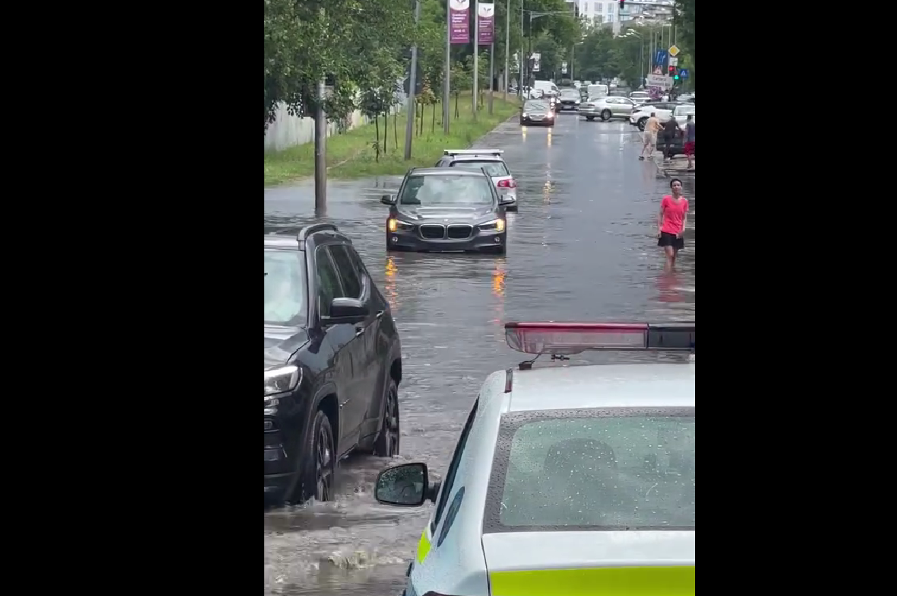 VIDEO Stradă în Capitală unde garsoniera e 100.000€ inundată de ploiae. Apa a intrat la BMW în motor - Foto: Fb