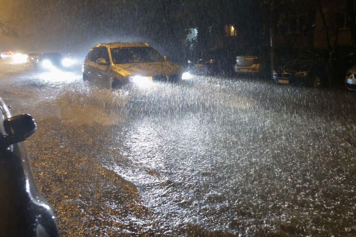 Dezastru după furtuna de Cod Roșu, în București: Peste 200 de case și 100 de străzi inundate - Foto: INQUAM PHOTOS / George Călin