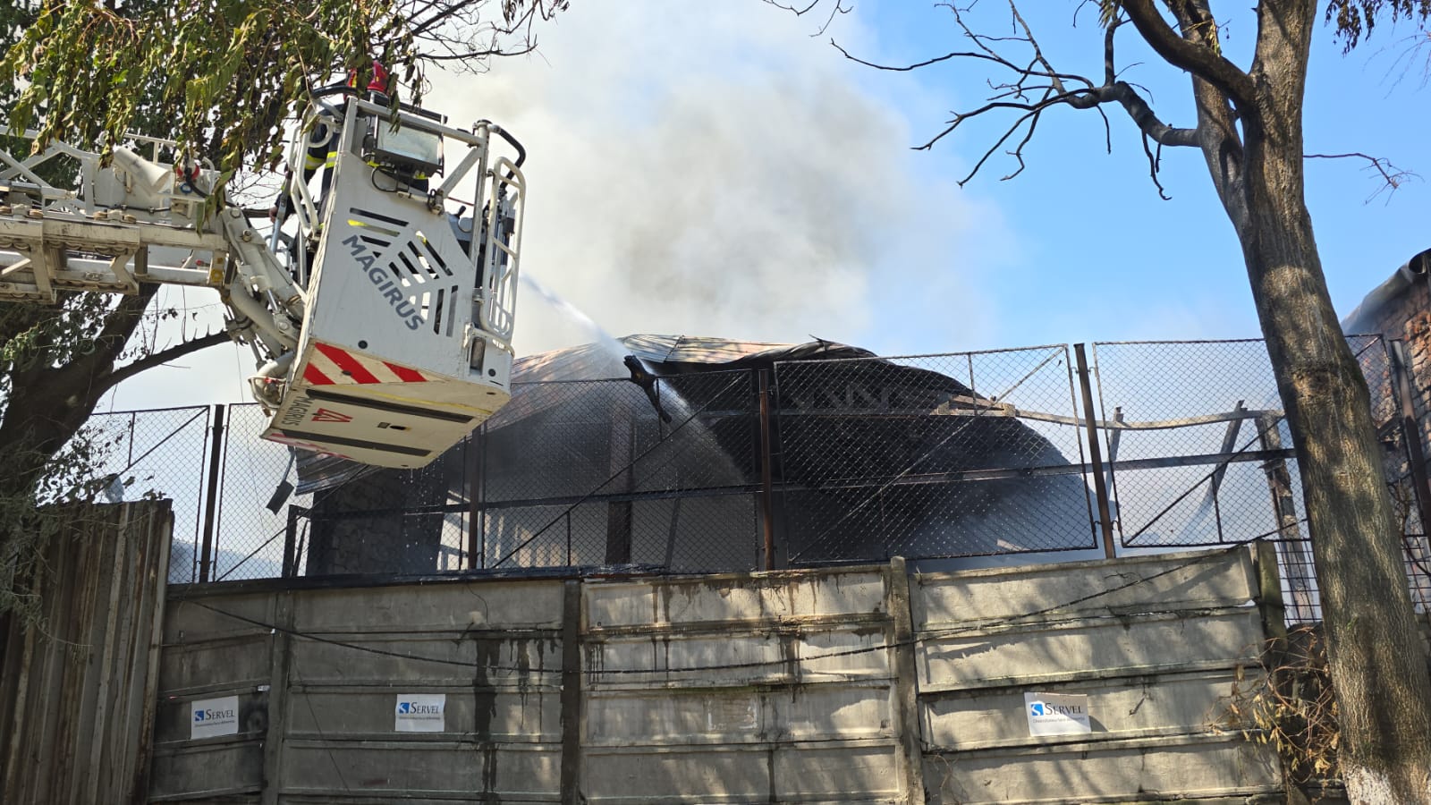 Incendiu la un service auto Foto: ISU București-Ilfov