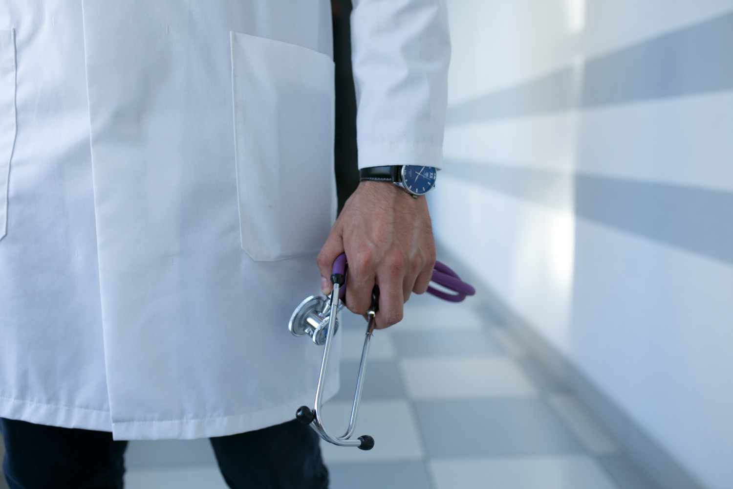 Medic din Brașov, prins în flagrant că a luat mită, arestat preventiv. Acuzat de 10 astfel de fapte - Foto: Freepik.com
