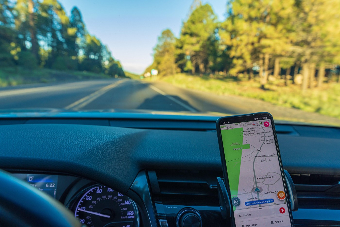 Mașina indică o viteză, Waze, alta. După care trebuie să se ia șoferii pentru a scăpa de amendă - Foto: Profimedia Images - Imagine cu rol ilustrativ