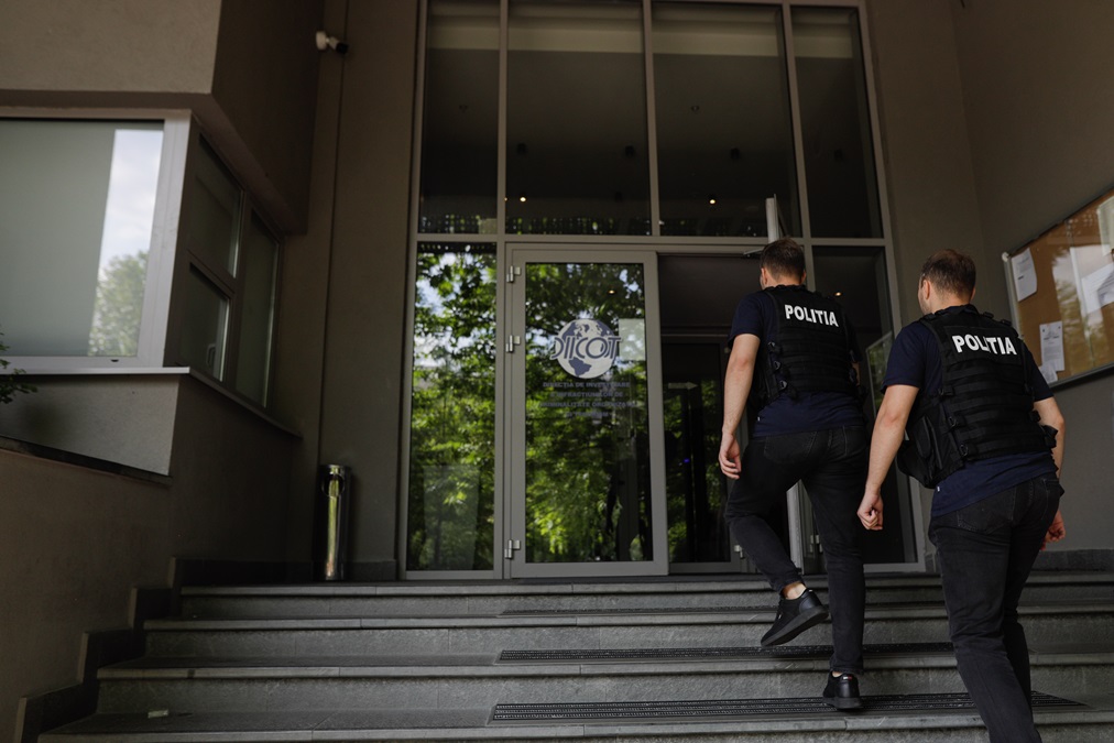 Bărbat, prins în flagrant când vindea „cristal”. Peste 21 de kilograme de droguri, găsite în casa sa - INQUAM PHOTOS / George Calin (Imagine cu rol ilustrativ)