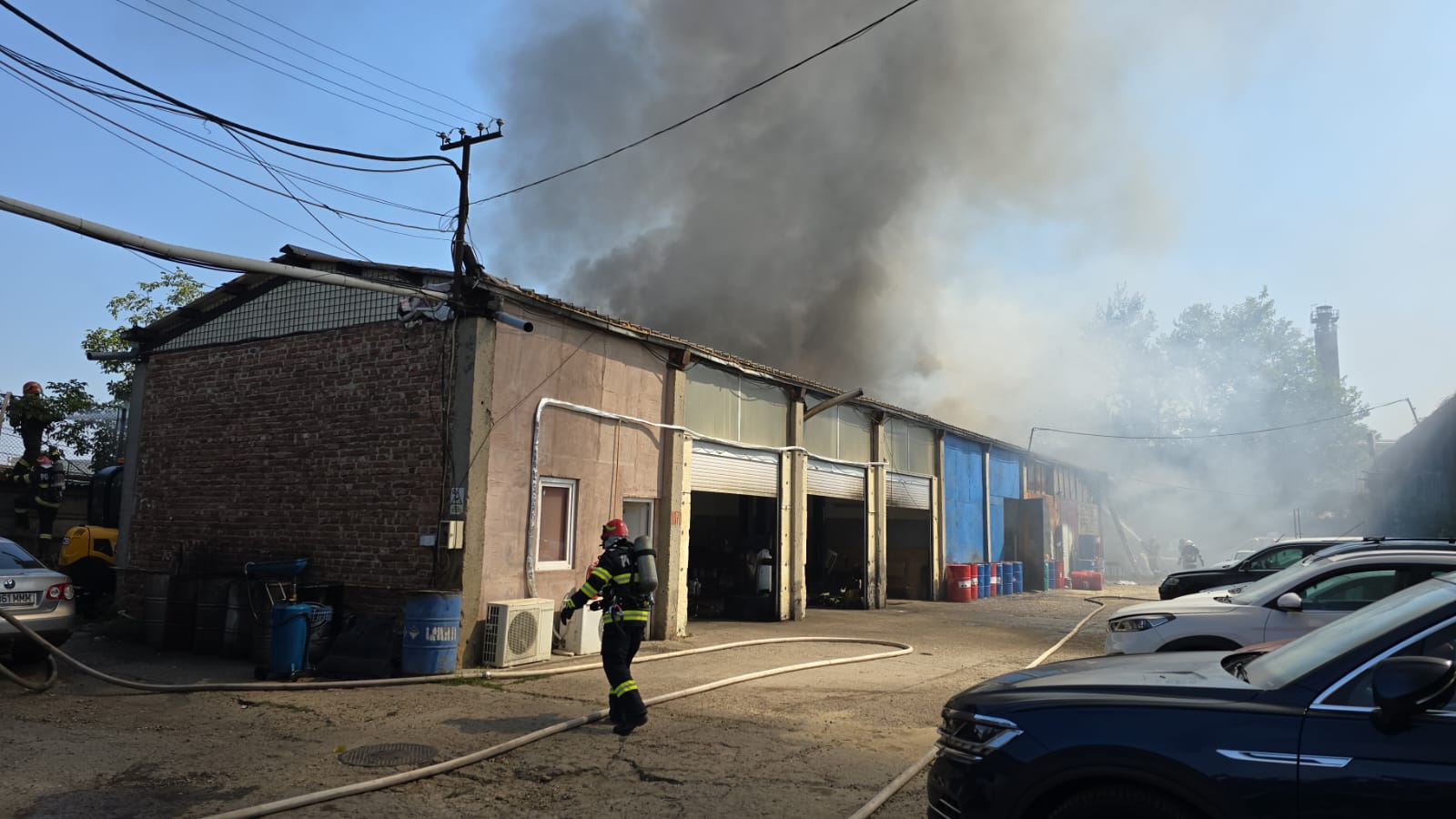 Incendiu masiv la un service auto - Foto: ISU București - Ilfov
