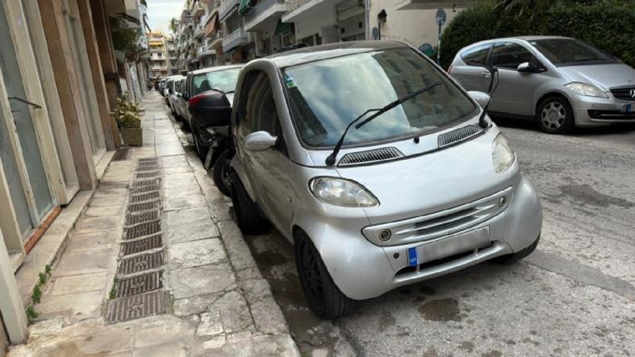 Ce înseamnă dacă găsești ridicate ștergătoarele de la parbriz? Ce amendă îți poate da poliția? - Foto: carandmotor