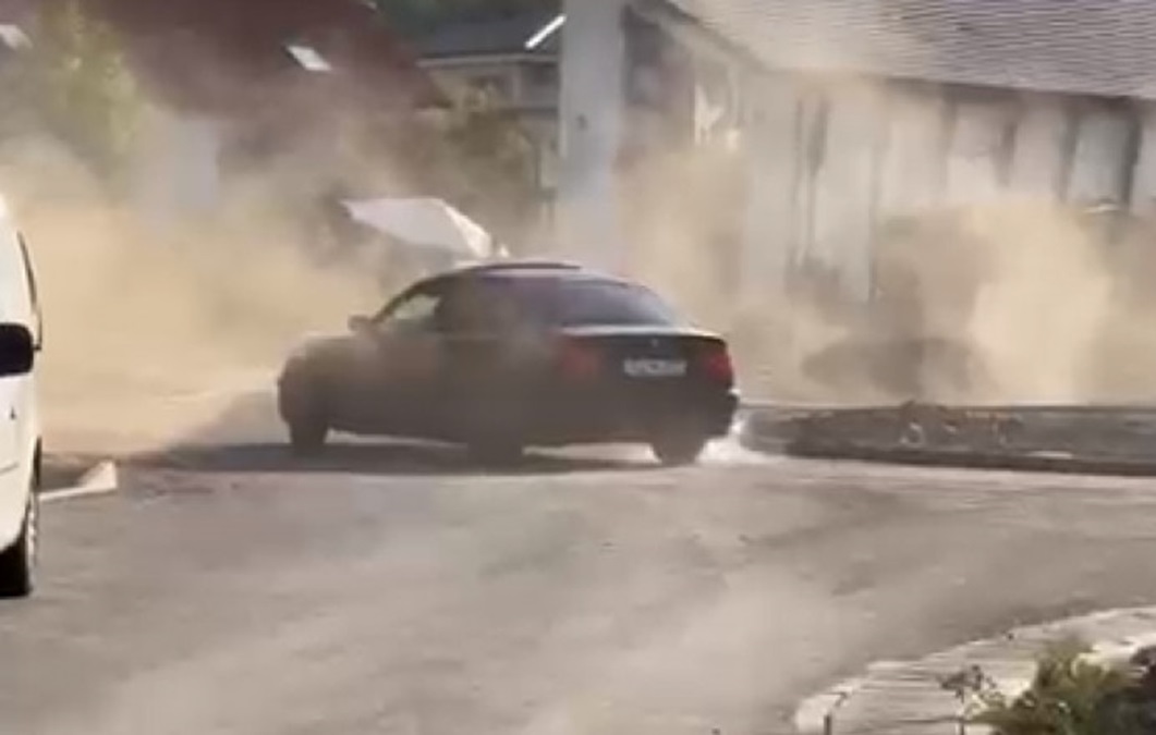 VIDEO Un șofer care făcea drifturi într-un sens giratoriu a rămas fără permis 30 de zile - Foto: captură video